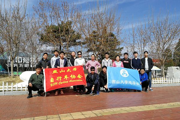 参加“我为美丽港城做贡献”公益活动的同学合影(以上照片)