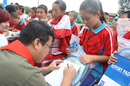 MBA成员在给学生们写祝福语