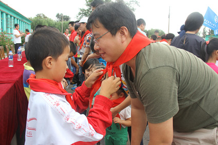 学生正在给MBA成员系红领巾