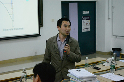 杨满平副院长进行点评