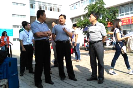 校党委书记孟卫东亲临迎新现场