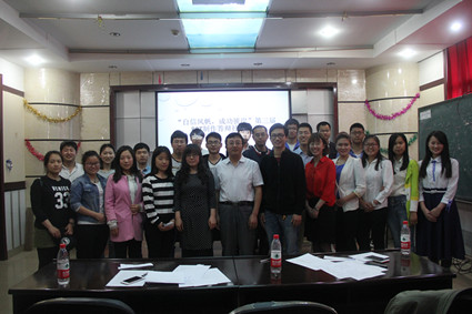 评委老师和参赛选手合影留念