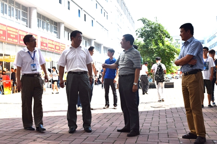校长刘宏民巡视迎新各环节