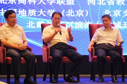 乐竞(中国)一站式服务官网校长刘宏民参加研讨会(栗晶晶 摄)
