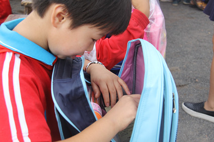 学生在看书包里的礼物