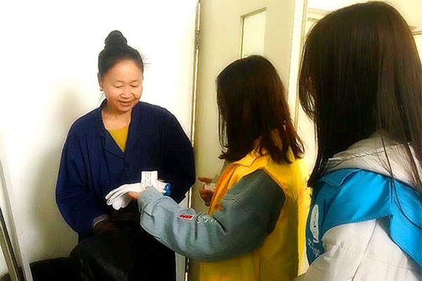 为保洁人员送上保暖手套