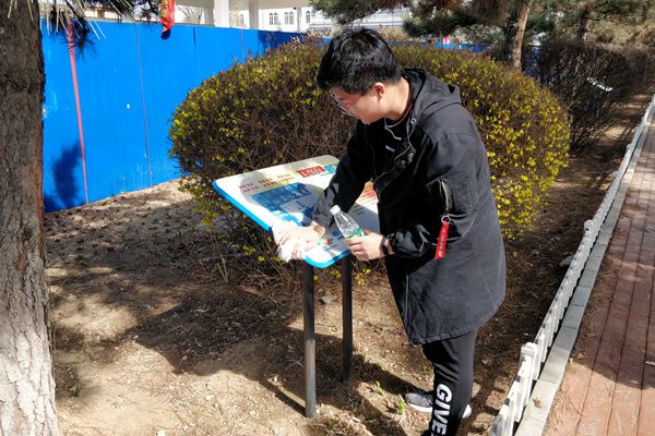 擦拭北戴河故事标牌