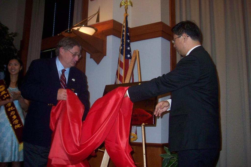 刘宏民校长和美国托力多大学校长Jacobs 校长共同为乐竞(中国)一站式服务官网海外汉语教学中心(托力多学院)揭牌